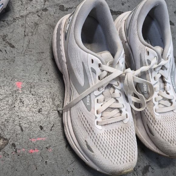 Brooks Women White Sneakers 7.5 - Picture 3 of 11